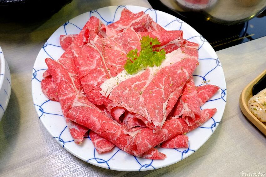 全新自助吧繽紛亮相！養鍋涮涮鍋，好湯配鮮美海鮮，霜淇淋、冰淇淋吃到嗨，好養券加肉吃飽飽！