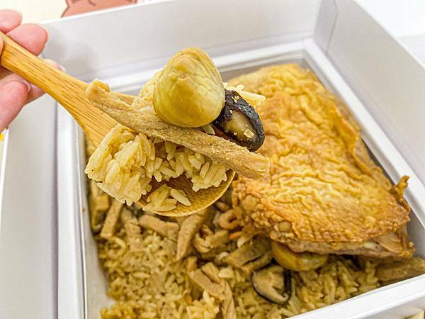 (宅配美食)好兆頭 彌月禮盒怎麼送?彌月油飯推薦 彌月油飯禮盒試吃 Line主題包裝禮盒超萌!送禮大方又美觀 油飯美味不膩