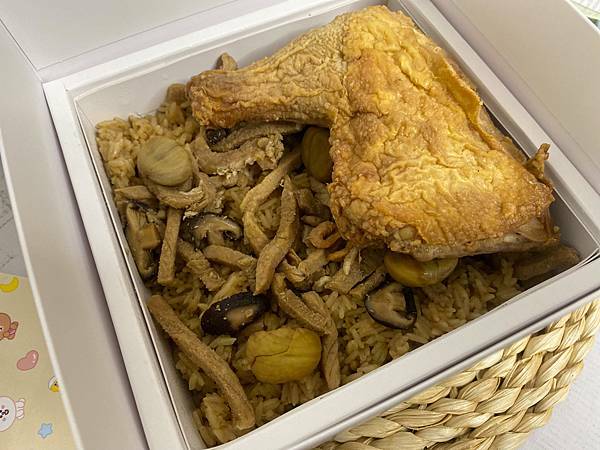 (宅配美食)好兆頭 彌月禮盒怎麼送?彌月油飯推薦 彌月油飯禮盒試吃 Line主題包裝禮盒超萌!送禮大方又美觀 油飯美味不膩