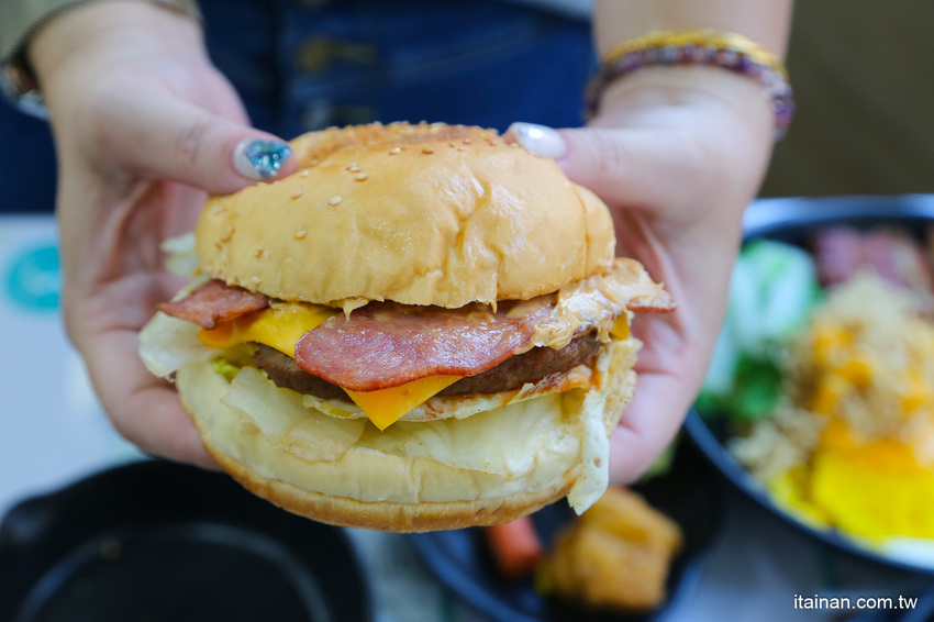 起床就在香港!一早就吃公仔麵、菠蘿堡!小清新平價早午餐，必點炒泡麵、花生醬堡、打拋系列「早餐山丘台南湖美店」 - 台南好Food遊