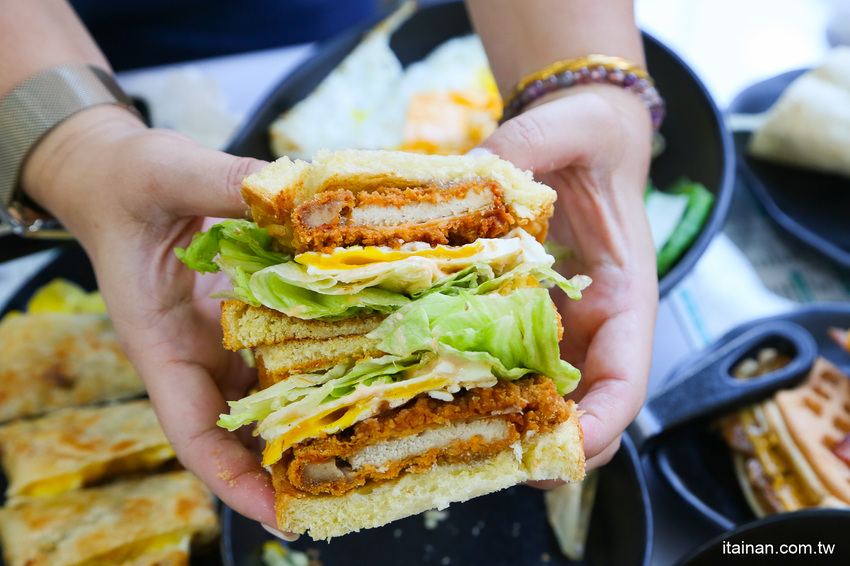 起床就在香港!一早就吃公仔麵、菠蘿堡!小清新平價早午餐，必點炒泡麵、花生醬堡、打拋系列「早餐山丘台南湖美店」 - 台南好Food遊