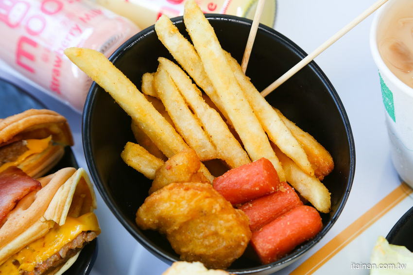 起床就在香港!一早就吃公仔麵、菠蘿堡!小清新平價早午餐，必點炒泡麵、花生醬堡、打拋系列「早餐山丘台南湖美店」 - 台南好Food遊