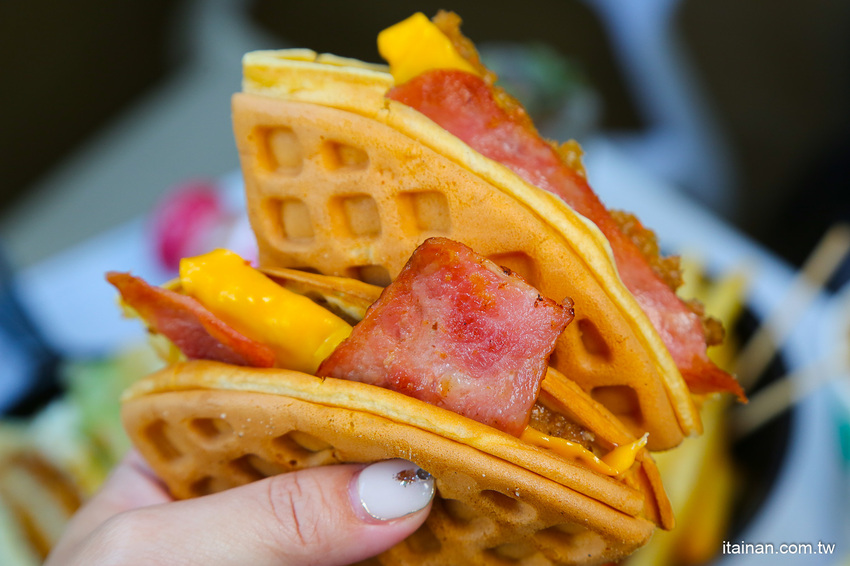 起床就在香港!一早就吃公仔麵、菠蘿堡!小清新平價早午餐，必點炒泡麵、花生醬堡、打拋系列「早餐山丘台南湖美店」 - 台南好Food遊