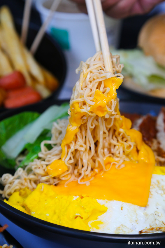 起床就在香港!一早就吃公仔麵、菠蘿堡!小清新平價早午餐，必點炒泡麵、花生醬堡、打拋系列「早餐山丘台南湖美店」 - 台南好Food遊