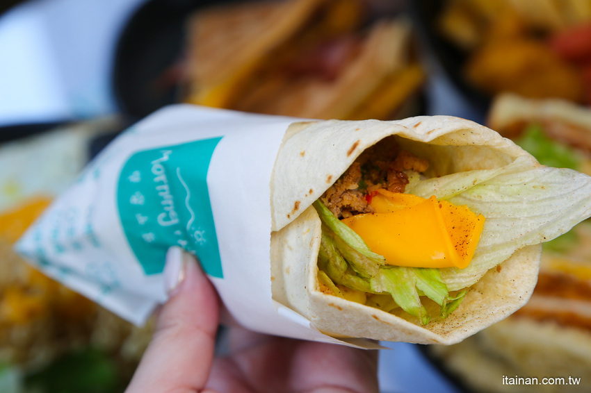 起床就在香港!一早就吃公仔麵、菠蘿堡!小清新平價早午餐，必點炒泡麵、花生醬堡、打拋系列「早餐山丘台南湖美店」 - 台南好Food遊