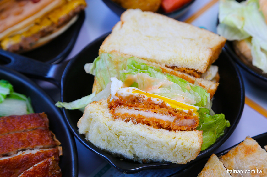 起床就在香港!一早就吃公仔麵、菠蘿堡!小清新平價早午餐，必點炒泡麵、花生醬堡、打拋系列「早餐山丘台南湖美店」 - 台南好Food遊