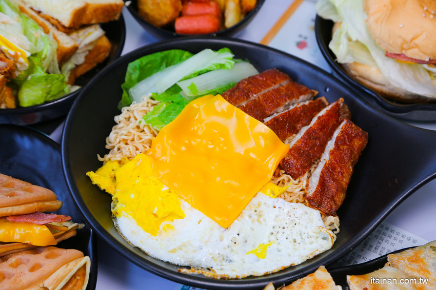 起床就在香港!一早就吃公仔麵、菠蘿堡!小清新平價早午餐，必點炒泡麵、花生醬堡、打拋系列「早餐山丘台南湖美店」 - 台南好Food遊