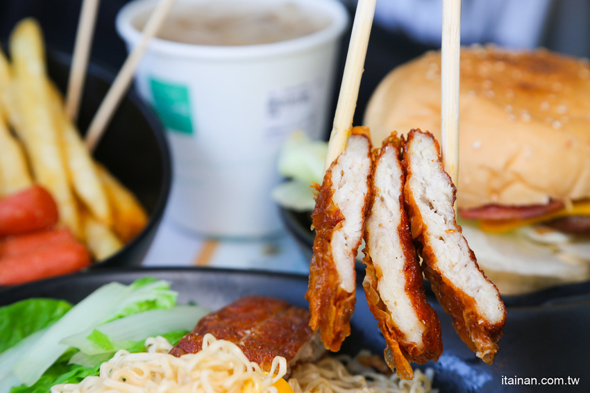 起床就在香港!一早就吃公仔麵、菠蘿堡!小清新平價早午餐，必點炒泡麵、花生醬堡、打拋系列「早餐山丘台南湖美店」 - 台南好Food遊