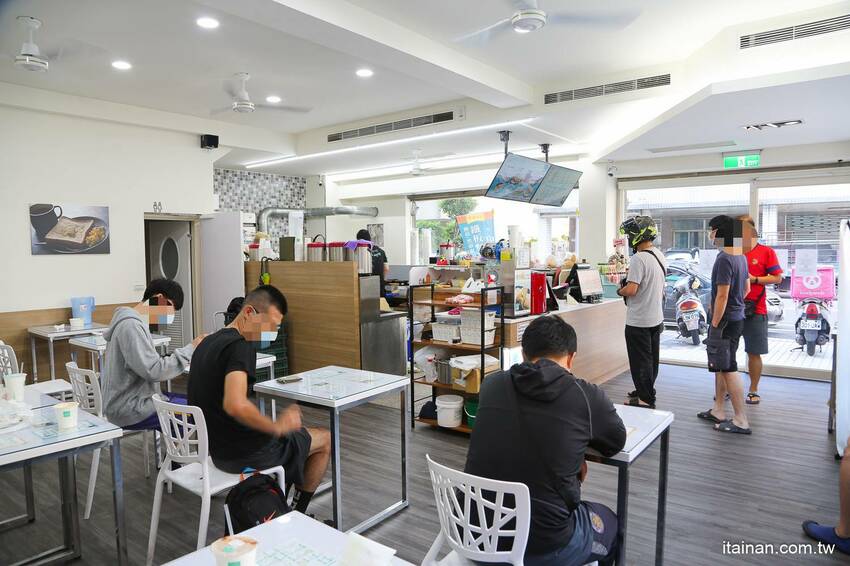 起床就在香港!一早就吃公仔麵、菠蘿堡!小清新平價早午餐，必點炒泡麵、花生醬堡、打拋系列「早餐山丘台南湖美店」 - 台南好Food遊