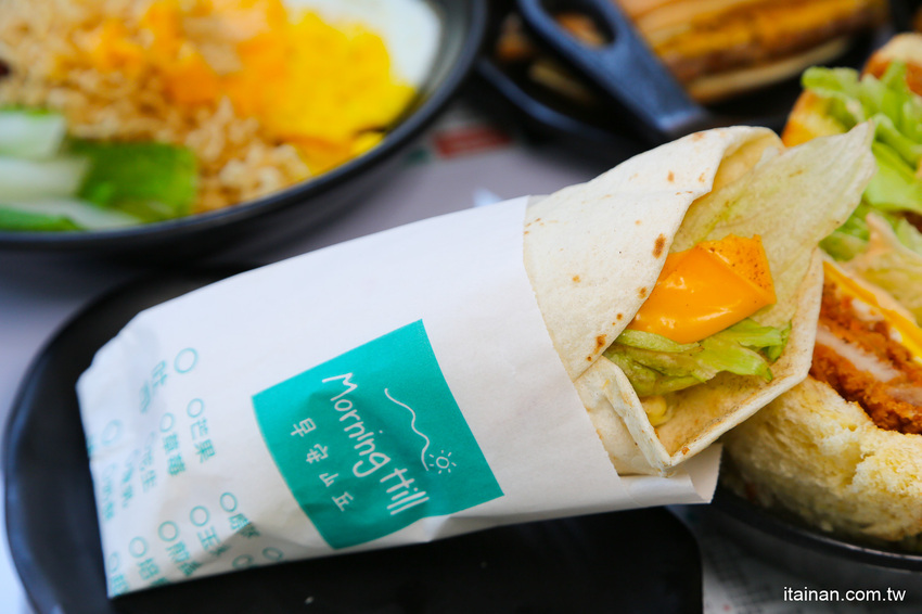 起床就在香港!一早就吃公仔麵、菠蘿堡!小清新平價早午餐，必點炒泡麵、花生醬堡、打拋系列「早餐山丘台南湖美店」 - 台南好Food遊
