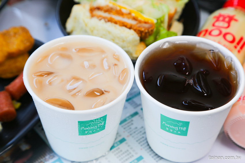 起床就在香港!一早就吃公仔麵、菠蘿堡!小清新平價早午餐，必點炒泡麵、花生醬堡、打拋系列「早餐山丘台南湖美店」 - 台南好Food遊