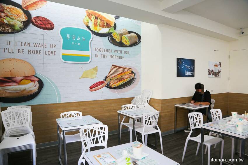 起床就在香港!一早就吃公仔麵、菠蘿堡!小清新平價早午餐，必點炒泡麵、花生醬堡、打拋系列「早餐山丘台南湖美店」 - 台南好Food遊