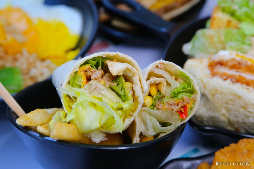 起床就在香港!一早就吃公仔麵、菠蘿堡!小清新平價早午餐，必點炒泡麵、花生醬堡、打拋系列「早餐山丘台南湖美店」 - 台南好Food遊