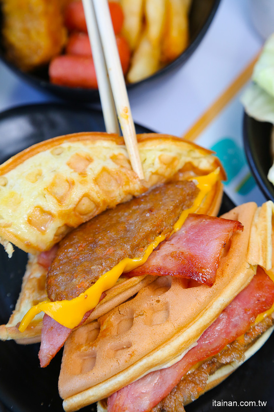 起床就在香港!一早就吃公仔麵、菠蘿堡!小清新平價早午餐，必點炒泡麵、花生醬堡、打拋系列「早餐山丘台南湖美店」 - 台南好Food遊