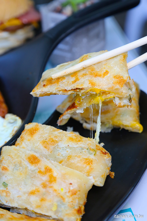 起床就在香港!一早就吃公仔麵、菠蘿堡!小清新平價早午餐，必點炒泡麵、花生醬堡、打拋系列「早餐山丘台南湖美店」 - 台南好Food遊