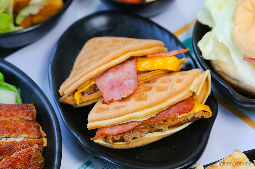 起床就在香港!一早就吃公仔麵、菠蘿堡!小清新平價早午餐，必點炒泡麵、花生醬堡、打拋系列「早餐山丘台南湖美店」 - 台南好Food遊