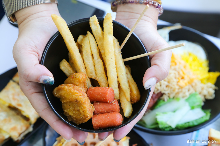 起床就在香港!一早就吃公仔麵、菠蘿堡!小清新平價早午餐，必點炒泡麵、花生醬堡、打拋系列「早餐山丘台南湖美店」 - 台南好Food遊