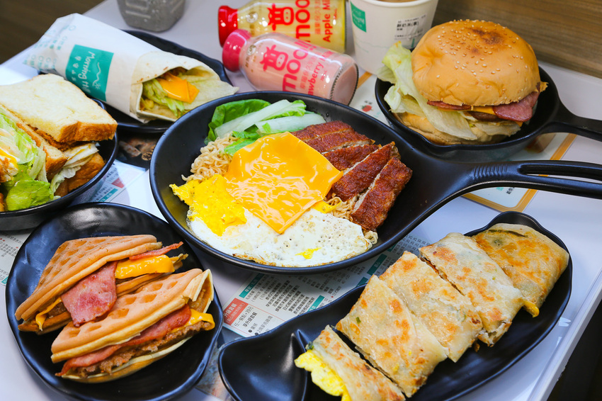 起床就在香港!一早就吃公仔麵、菠蘿堡!小清新平價早午餐，必點炒泡麵、花生醬堡、打拋系列「早餐山丘台南湖美店」 - 台南好Food遊