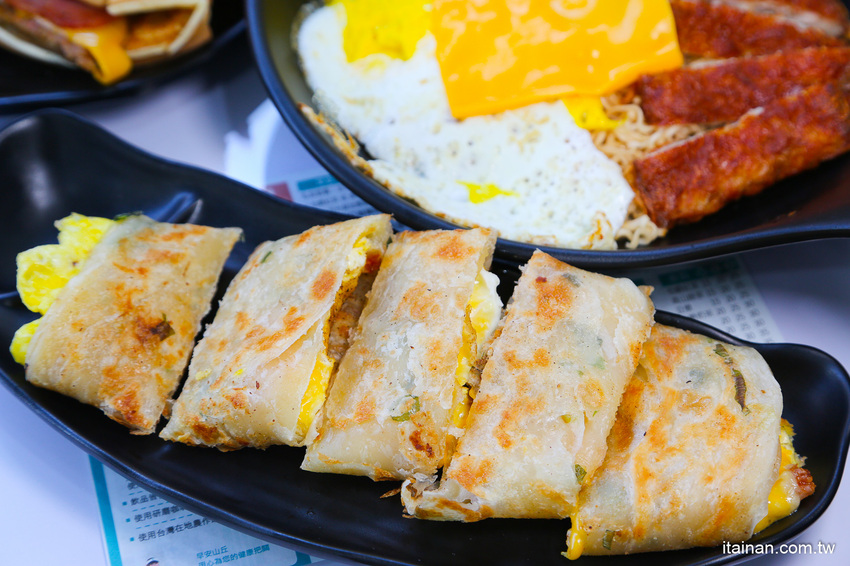 起床就在香港!一早就吃公仔麵、菠蘿堡!小清新平價早午餐，必點炒泡麵、花生醬堡、打拋系列「早餐山丘台南湖美店」 - 台南好Food遊