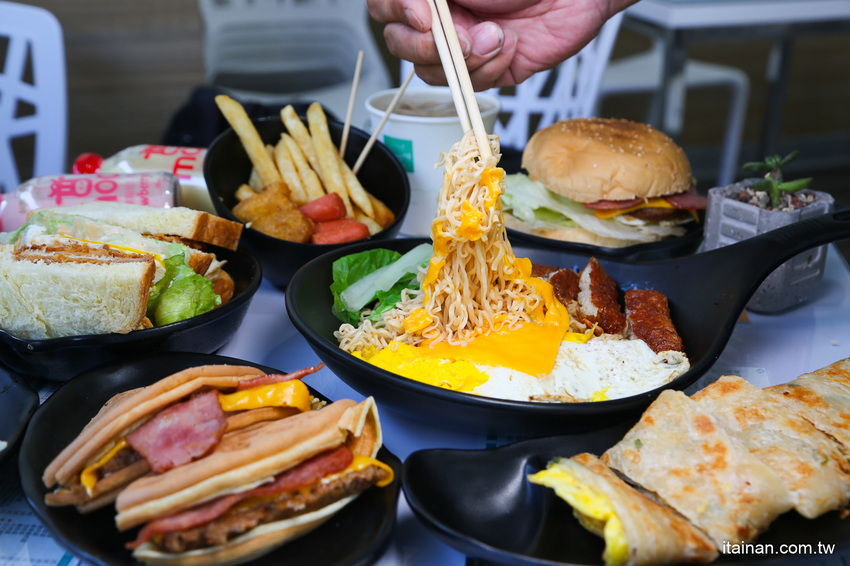 起床就在香港!一早就吃公仔麵、菠蘿堡!小清新平價早午餐，必點炒泡麵、花生醬堡、打拋系列「早餐山丘台南湖美店」 - 台南好Food遊