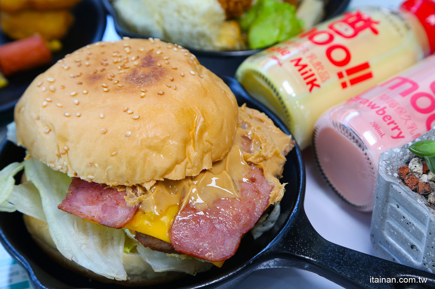 起床就在香港!一早就吃公仔麵、菠蘿堡!小清新平價早午餐，必點炒泡麵、花生醬堡、打拋系列「早餐山丘台南湖美店」 - 台南好Food遊