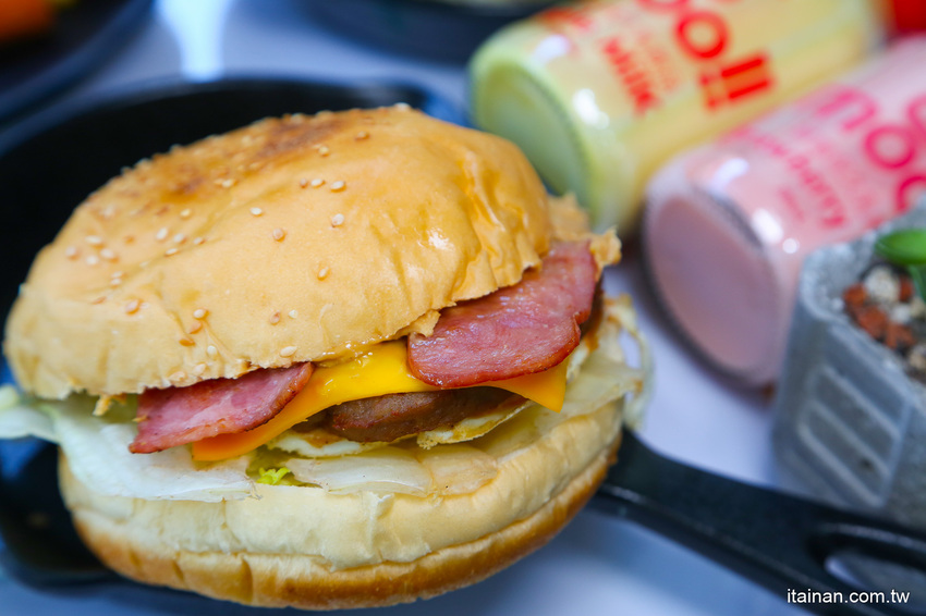 起床就在香港!一早就吃公仔麵、菠蘿堡!小清新平價早午餐，必點炒泡麵、花生醬堡、打拋系列「早餐山丘台南湖美店」 - 台南好Food遊