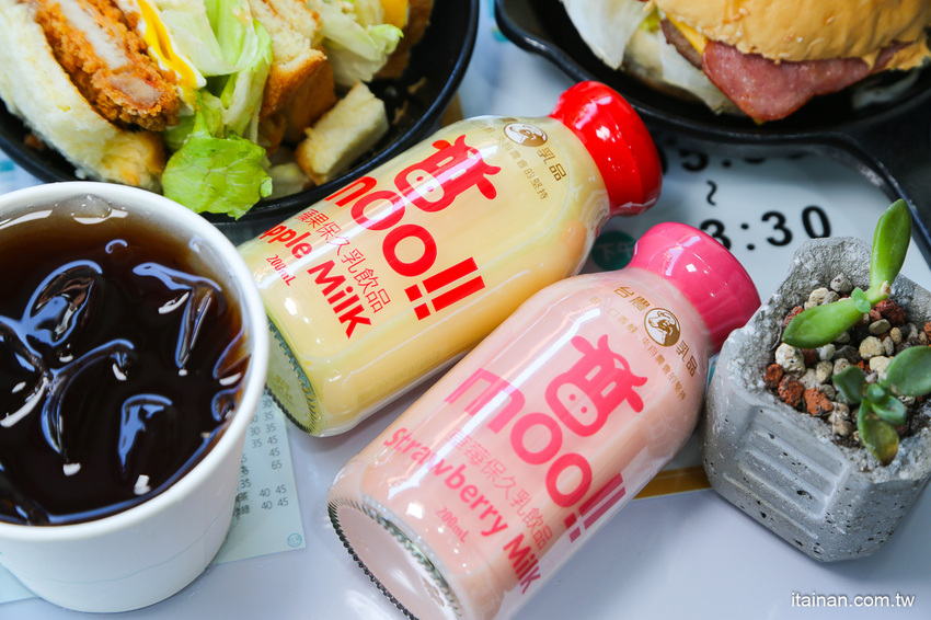 起床就在香港!一早就吃公仔麵、菠蘿堡!小清新平價早午餐，必點炒泡麵、花生醬堡、打拋系列「早餐山丘台南湖美店」 - 台南好Food遊