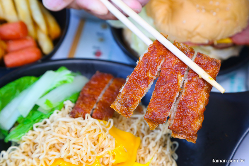 起床就在香港!一早就吃公仔麵、菠蘿堡!小清新平價早午餐，必點炒泡麵、花生醬堡、打拋系列「早餐山丘台南湖美店」 - 台南好Food遊