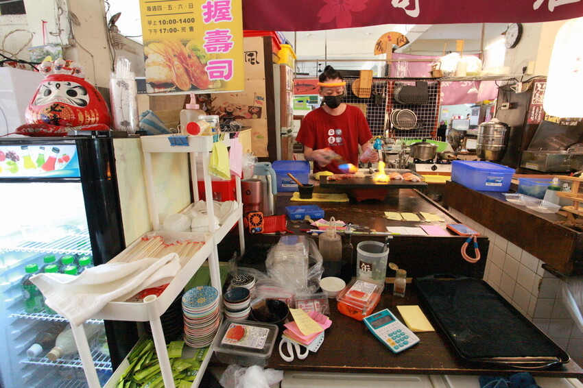 台南市中西區吃。台南市｜中西區。「立吞壽司」友愛市場人氣日本料理攤位，6貫鮭魚握壽司只要賣150元，物價飛漲時代還是