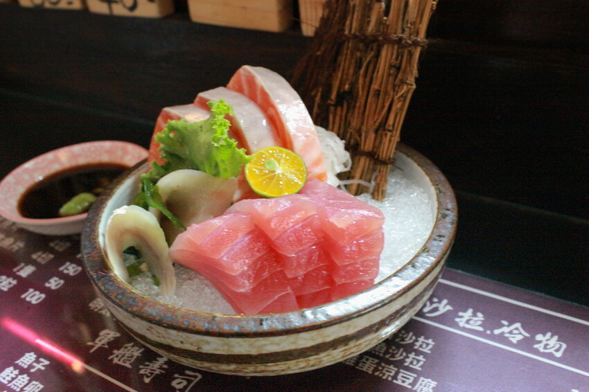 台南市中西區吃。台南市｜中西區。「立吞壽司」友愛市場人氣日本料理攤位，6貫鮭魚握壽司只要賣150元，物價飛漲時代還是