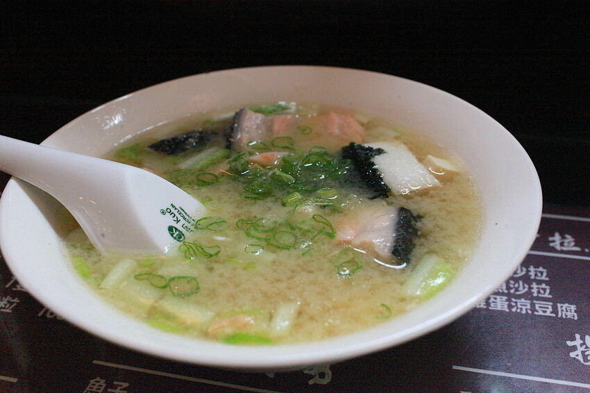 台南市中西區吃。台南市｜中西區。「立吞壽司」友愛市場人氣日本料理攤位，6貫鮭魚握壽司只要賣150元，物價飛漲時代還是