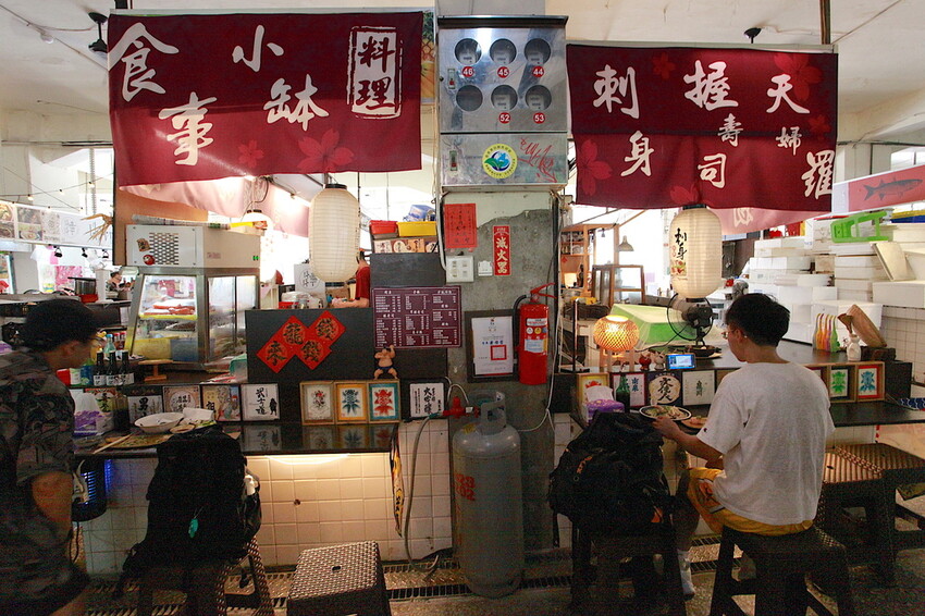 台南市中西區吃。台南市｜中西區。「立吞壽司」友愛市場人氣日本料理攤位，6貫鮭魚握壽司只要賣150元，物價飛漲時代還是