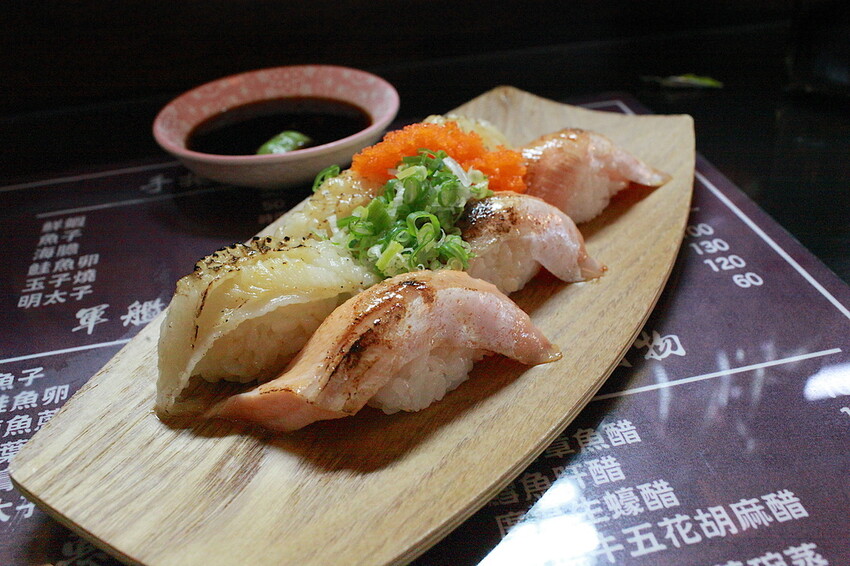 台南市中西區吃。台南市｜中西區。「立吞壽司」友愛市場人氣日本料理攤位，6貫鮭魚握壽司只要賣150元，物價飛漲時代還是