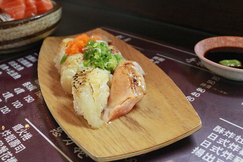 台南市中西區吃。台南市｜中西區。「立吞壽司」友愛市場人氣日本料理攤位，6貫鮭魚握壽司只要賣150元，物價飛漲時代還是