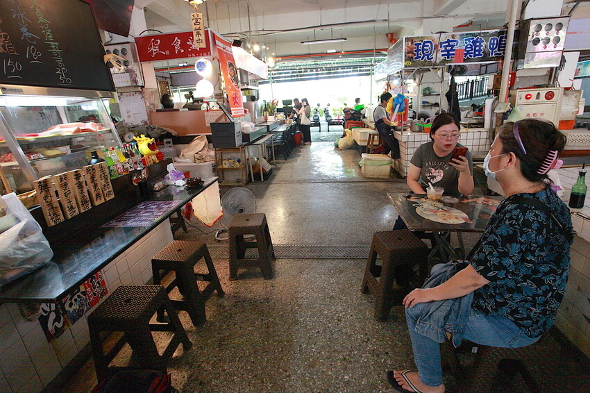 台南市中西區吃。台南市｜中西區。「立吞壽司」友愛市場人氣日本料理攤位，6貫鮭魚握壽司只要賣150元，物價飛漲時代還是