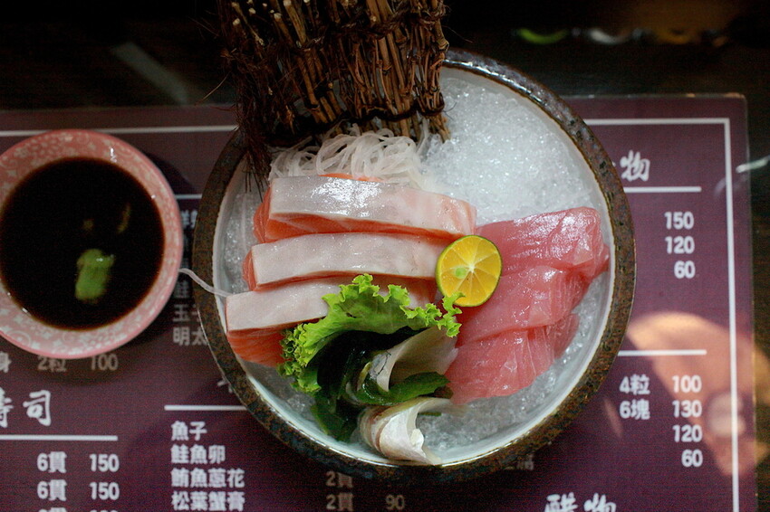 台南市中西區吃。台南市｜中西區。「立吞壽司」友愛市場人氣日本料理攤位，6貫鮭魚握壽司只要賣150元，物價飛漲時代還是