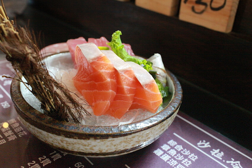 台南市中西區吃。台南市｜中西區。「立吞壽司」友愛市場人氣日本料理攤位，6貫鮭魚握壽司只要賣150元，物價飛漲時代還是