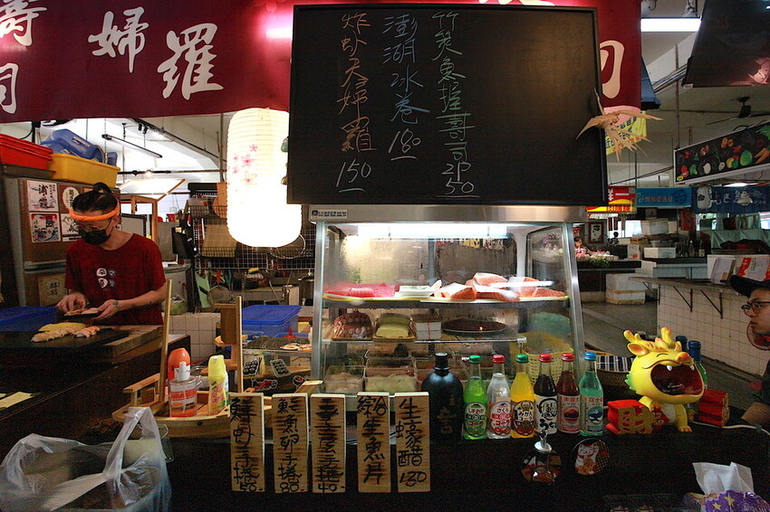 台南市中西區吃。台南市｜中西區。「立吞壽司」友愛市場人氣日本料理攤位，6貫鮭魚握壽司只要賣150元，物價飛漲時代還是