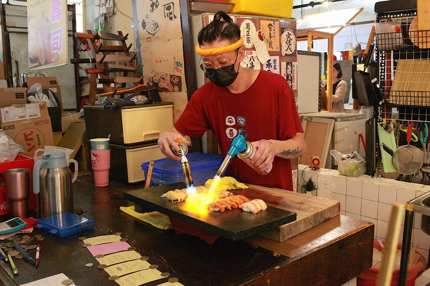 台南市中西區吃。台南市｜中西區。「立吞壽司」友愛市場人氣日本料理攤位，6貫鮭魚握壽司只要賣150元，物價飛漲時代還是