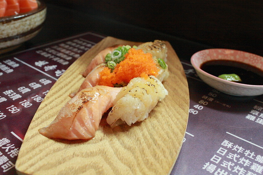 台南市中西區吃。台南市｜中西區。「立吞壽司」友愛市場人氣日本料理攤位，6貫鮭魚握壽司只要賣150元，物價飛漲時代還是