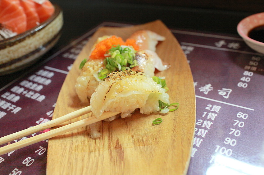 台南市中西區吃。台南市｜中西區。「立吞壽司」友愛市場人氣日本料理攤位，6貫鮭魚握壽司只要賣150元，物價飛漲時代還是