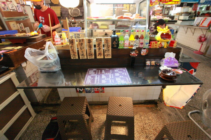 台南市中西區吃。台南市｜中西區。「立吞壽司」友愛市場人氣日本料理攤位，6貫鮭魚握壽司只要賣150元，物價飛漲時代還是