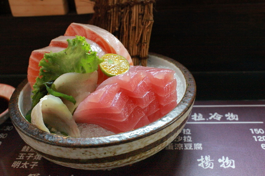 台南市中西區吃。台南市｜中西區。「立吞壽司」友愛市場人氣日本料理攤位，6貫鮭魚握壽司只要賣150元，物價飛漲時代還是