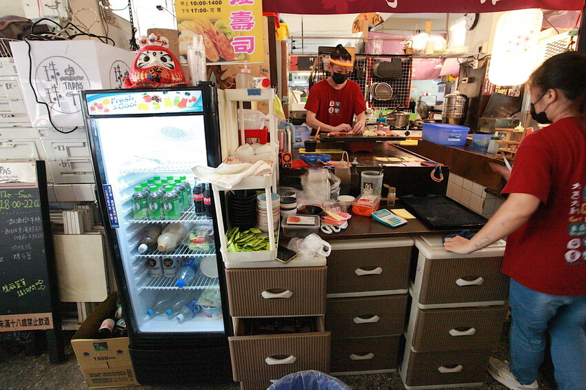 台南市中西區吃。台南市｜中西區。「立吞壽司」友愛市場人氣日本料理攤位，6貫鮭魚握壽司只要賣150元，物價飛漲時代還是