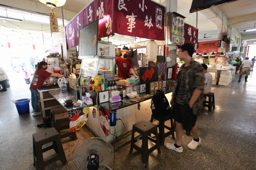 台南市中西區吃。台南市｜中西區。「立吞壽司」友愛市場人氣日本料理攤位，6貫鮭魚握壽司只要賣150元，物價飛漲時代還是