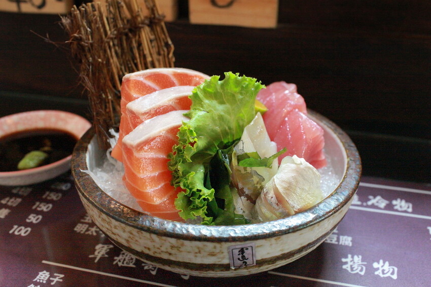 台南市中西區吃。台南市｜中西區。「立吞壽司」友愛市場人氣日本料理攤位，6貫鮭魚握壽司只要賣150元，物價飛漲時代還是