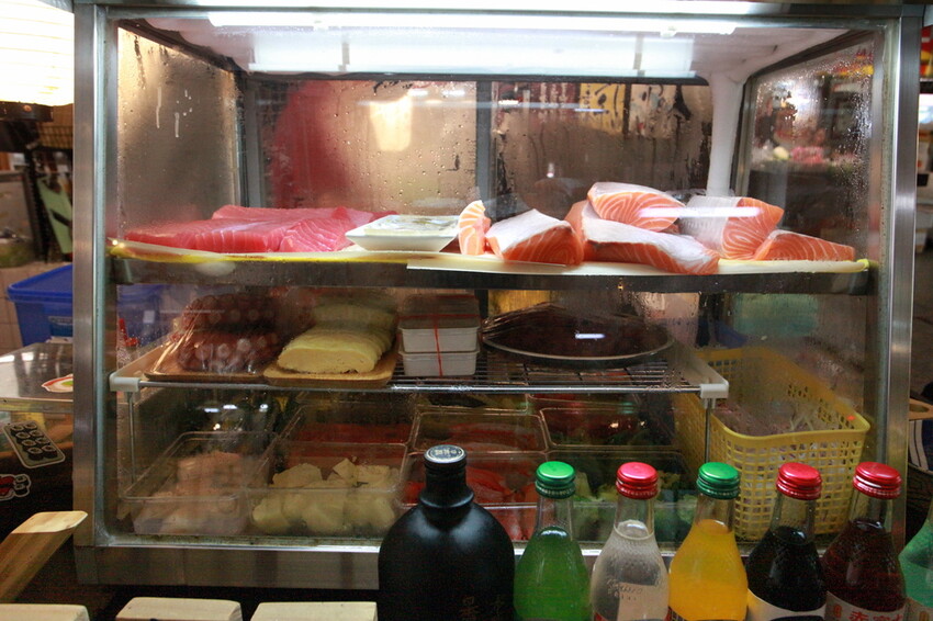 台南市中西區吃。台南市｜中西區。「立吞壽司」友愛市場人氣日本料理攤位，6貫鮭魚握壽司只要賣150元，物價飛漲時代還是