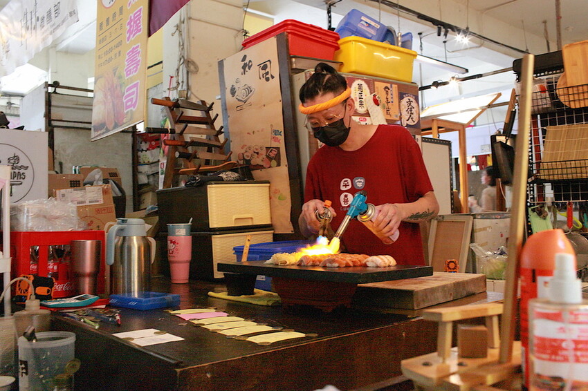 台南市中西區吃。台南市｜中西區。「立吞壽司」友愛市場人氣日本料理攤位，6貫鮭魚握壽司只要賣150元，物價飛漲時代還是