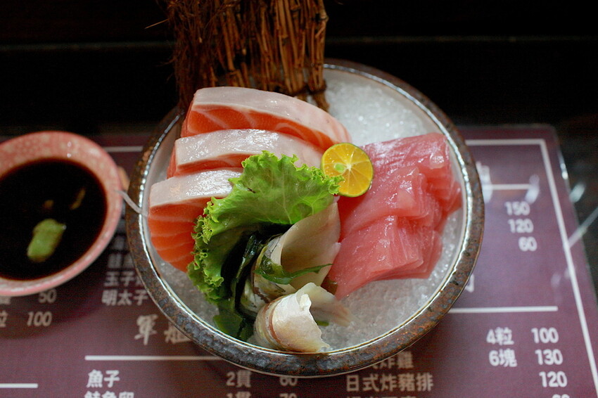 台南市中西區吃。台南市｜中西區。「立吞壽司」友愛市場人氣日本料理攤位，6貫鮭魚握壽司只要賣150元，物價飛漲時代還是