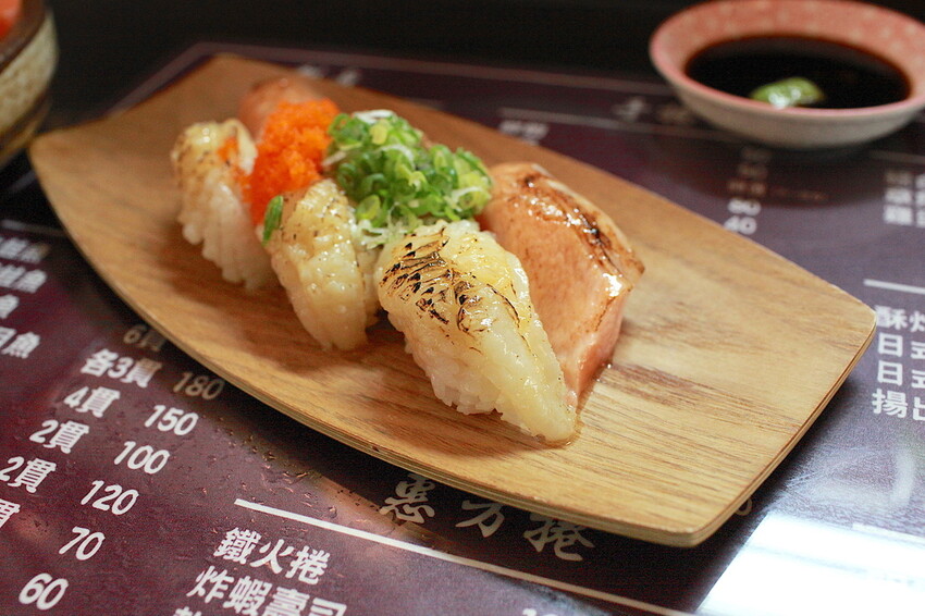 台南市中西區吃。台南市｜中西區。「立吞壽司」友愛市場人氣日本料理攤位，6貫鮭魚握壽司只要賣150元，物價飛漲時代還是